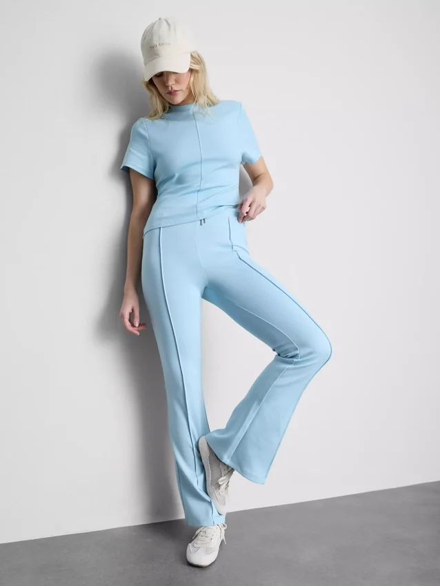 Camiseta cuadrada con detalles en las costuras, con alto contenido de algodón