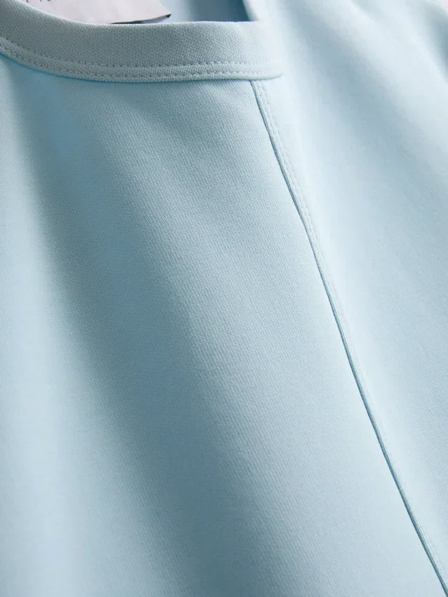 Camiseta cuadrada con detalles en las costuras, con alto contenido de algodón
