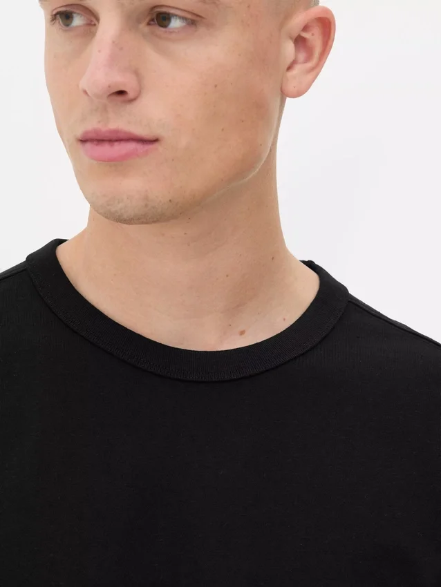 Camiseta de algodón de corte holgado con cuello ribeteado
