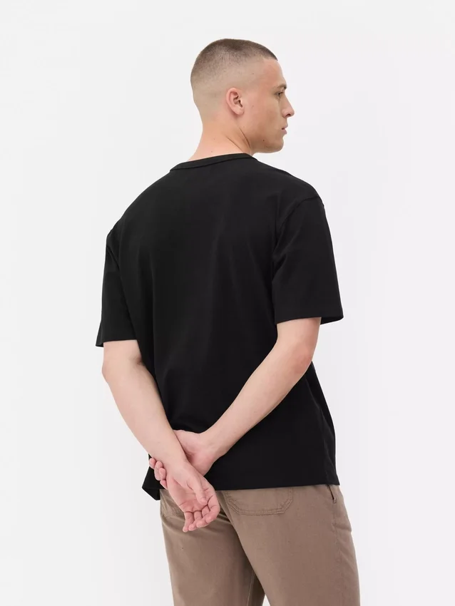 Camiseta de algodón de corte holgado con cuello ribeteado