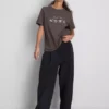 Camiseta de algodón de manga corta con diseño gráfico en pantalones cortos