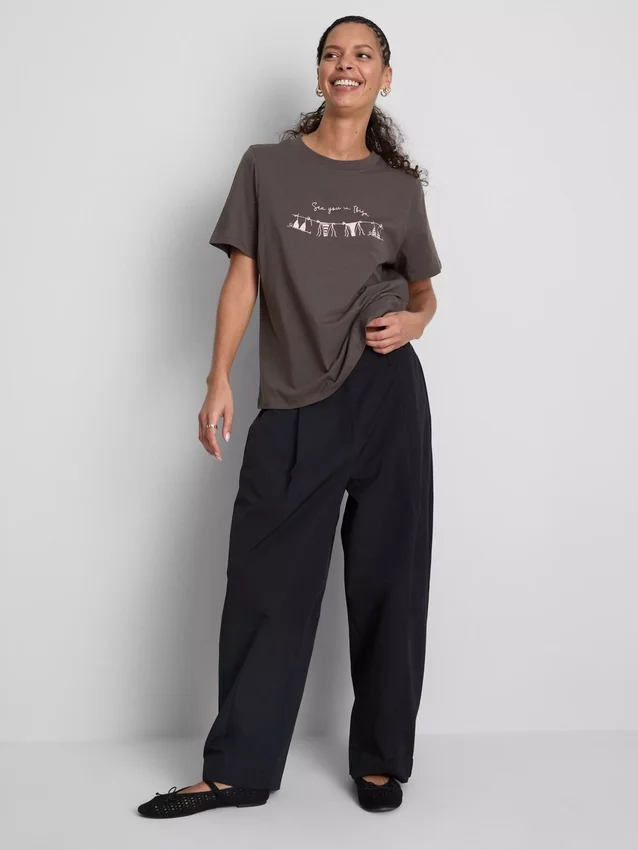 Camiseta de algodón de manga corta con diseño gráfico en pantalones cortos