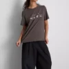 Camiseta de algodón de manga corta con diseño gráfico en pantalones cortos