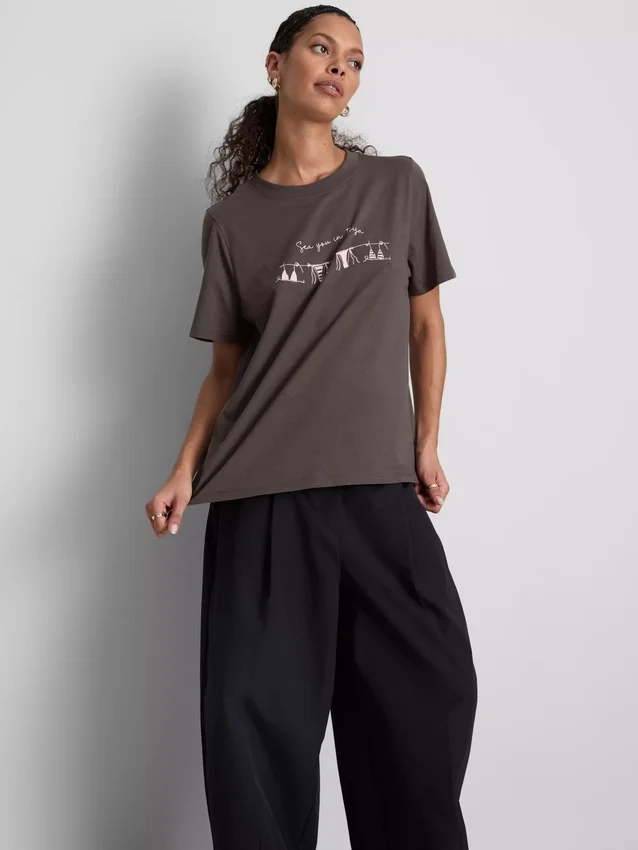 Camiseta de algodón de manga corta con diseño gráfico en pantalones cortos
