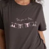 Camiseta de algodón de manga corta con diseño gráfico en pantalones cortos