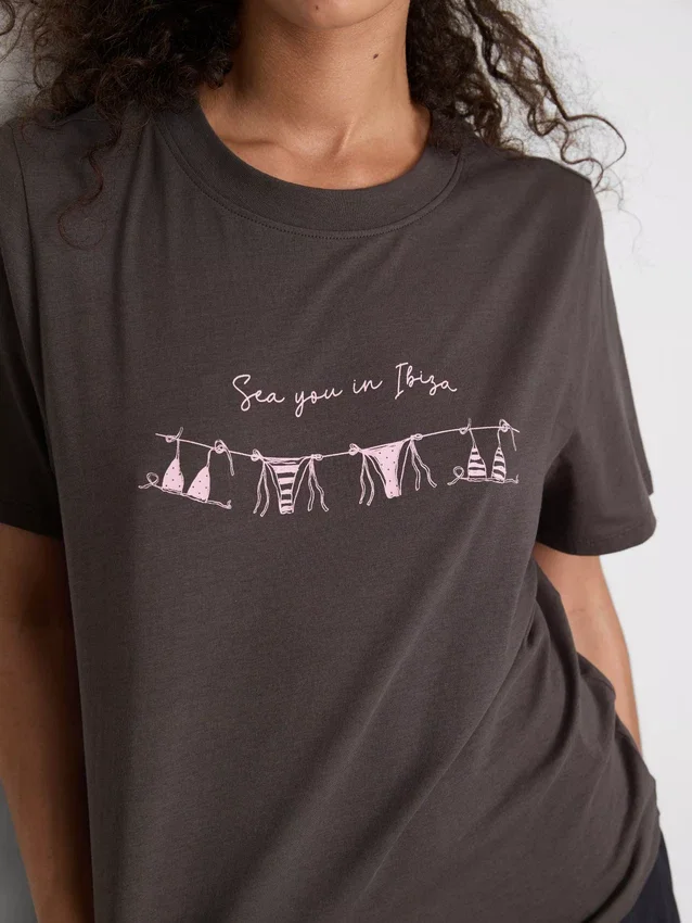 Camiseta de algodón de manga corta con diseño gráfico en pantalones cortos