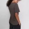 Camiseta de algodón de manga corta con diseño gráfico en pantalones cortos