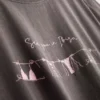 Camiseta de algodón de manga corta con diseño gráfico en pantalones cortos