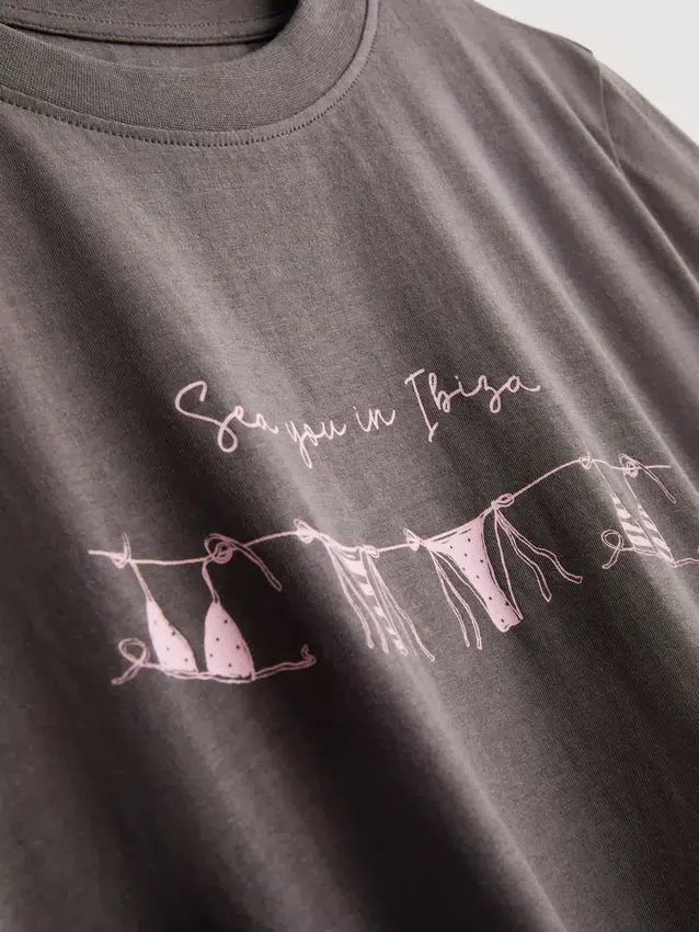 Camiseta de algodón de manga corta con diseño gráfico en pantalones cortos
