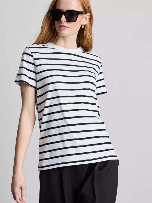 Camiseta de cuello redondo a rayas y manga corta