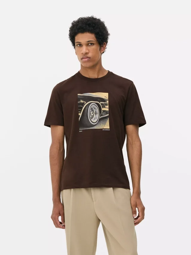 Camiseta de manga corta con diseño de rueda de auto