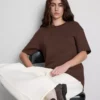 Camiseta de peso pesado con corte entallado