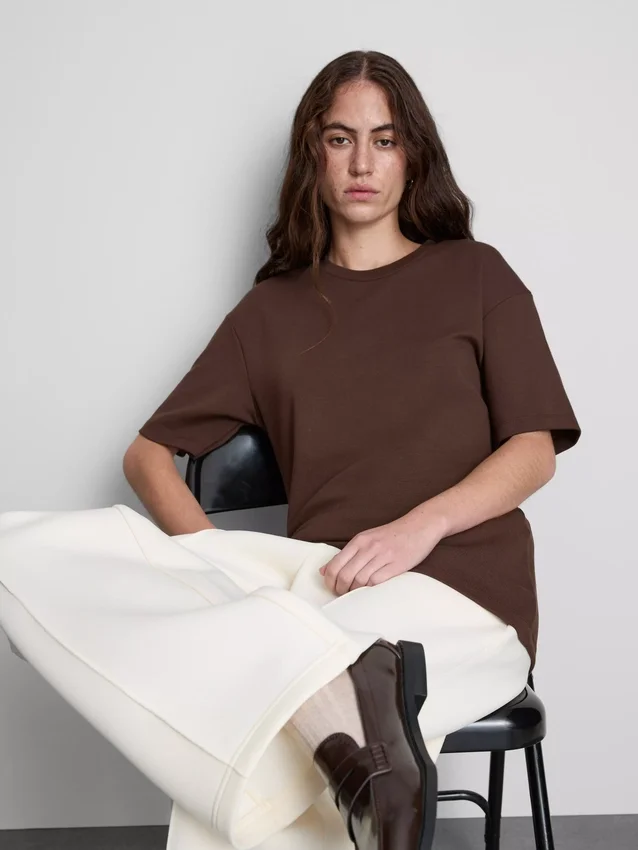 Camiseta de peso pesado con corte entallado