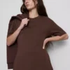 Camiseta de peso pesado con corte entallado