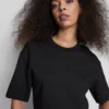 Camiseta de peso pesado con corte entallado