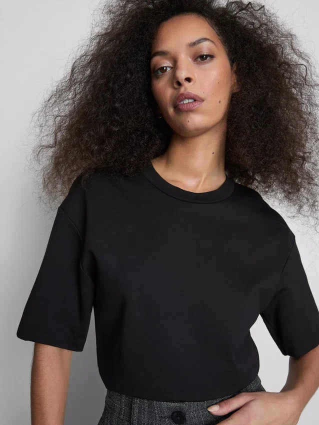 Camiseta de peso pesado con corte entallado