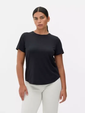 Camiseta deportiva con dobladillo curvo