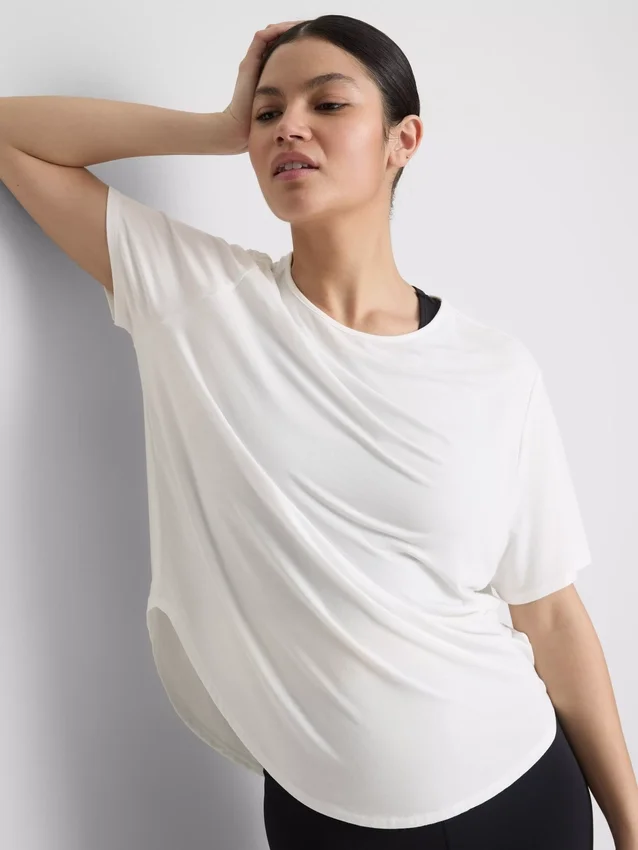 Camiseta deportiva con dobladillo curvo