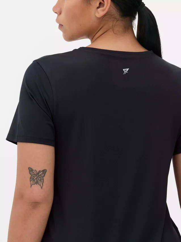 Camiseta deportiva con dobladillo curvo