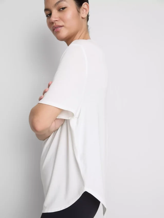 Camiseta deportiva con dobladillo curvo