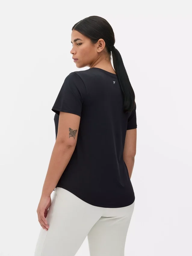 Camiseta deportiva con dobladillo curvo