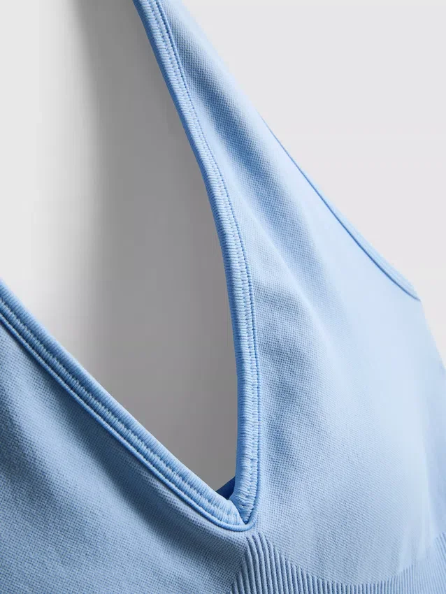 Camiseta deportiva sin costuras con cuello halter