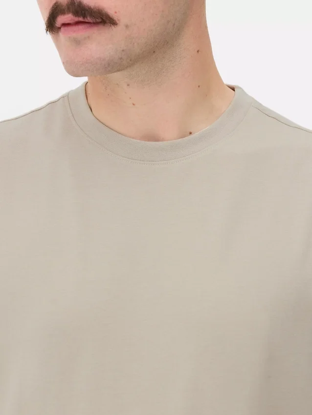 Camiseta elástica de corte ajustado