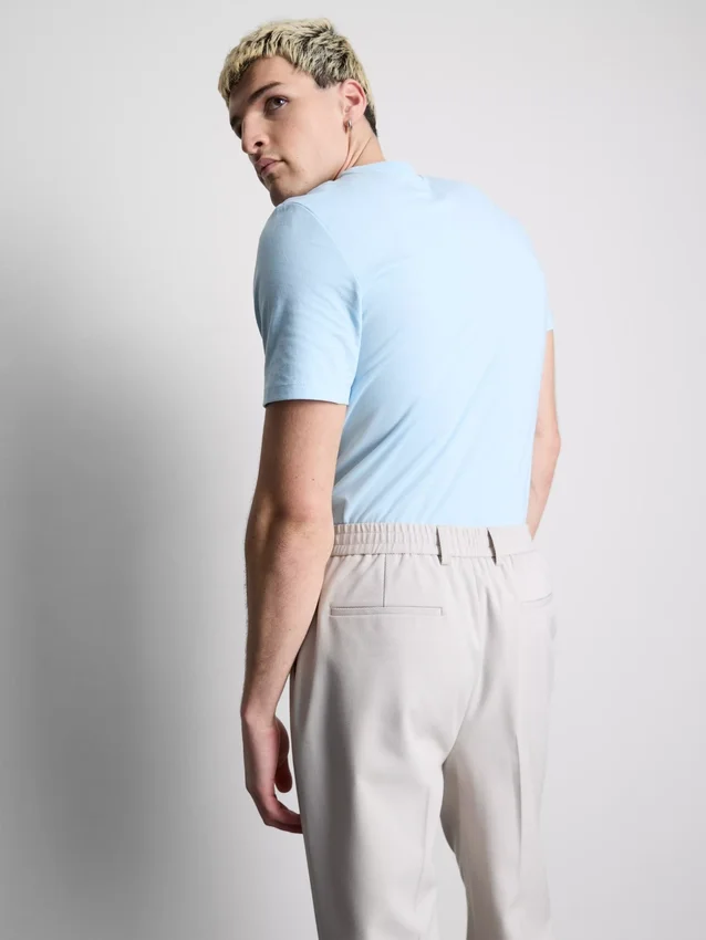 Camiseta elástica de corte ajustado