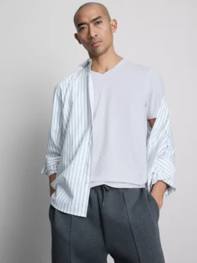 Camiseta elástica de corte ajustado con cuello en V