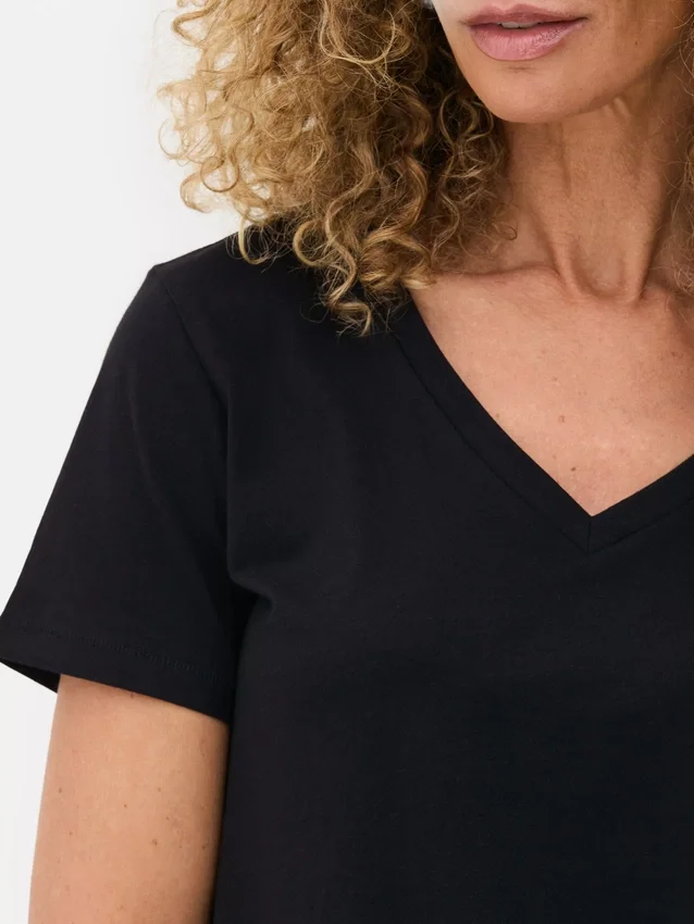 Camiseta Essential con cuello en V