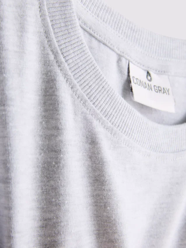 Camiseta gris Conan con alto contenido de algodón