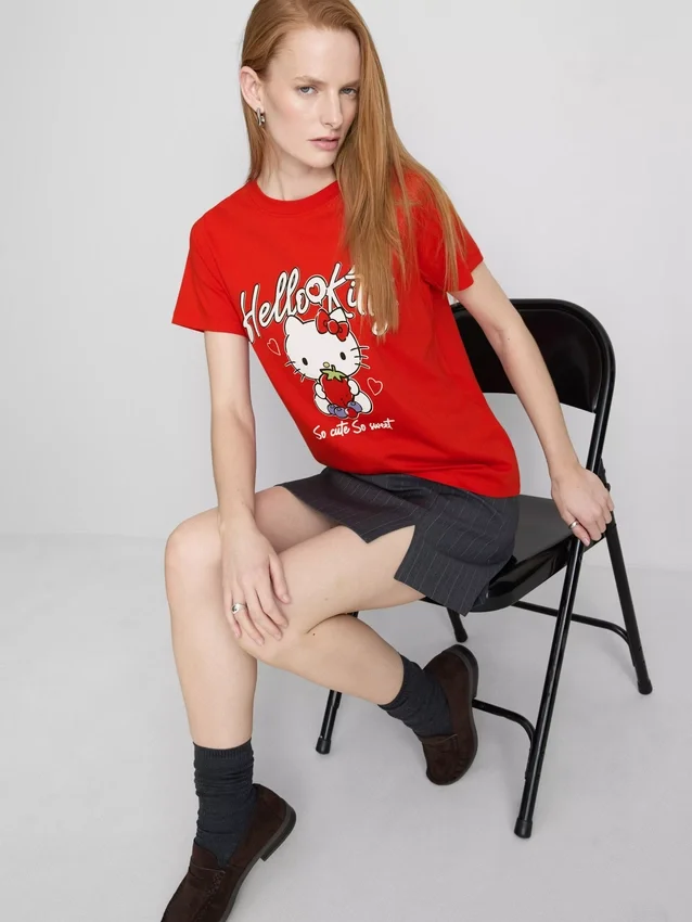 Camiseta holgada de algodón Hello Kitty con estampado de fresas
