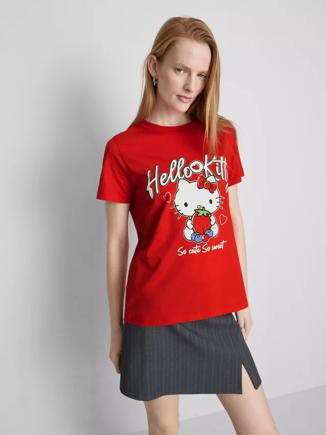 Camiseta holgada de algodón Hello Kitty con estampado de fresas