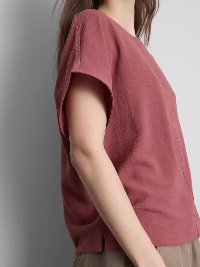 Camiseta holgada de cuello redondo con ventilación
