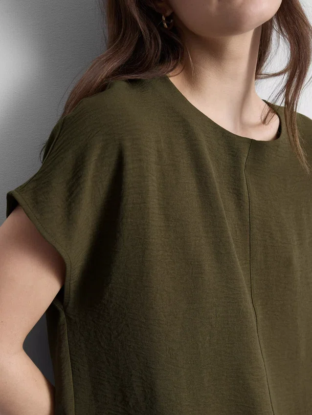 Camiseta holgada de cuello redondo con ventilación