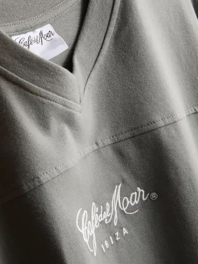 Camiseta Ibiza con cuello en V