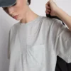 Camiseta larga con bolsillo de parche