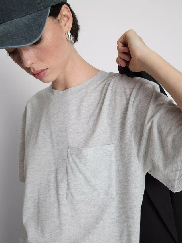 Camiseta larga con bolsillo de parche