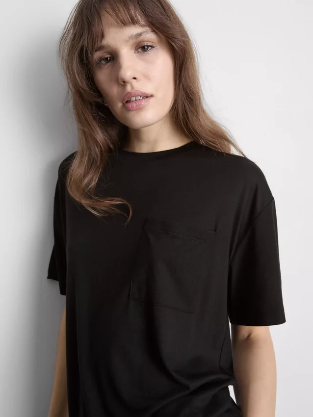 Camiseta larga con bolsillo de parche