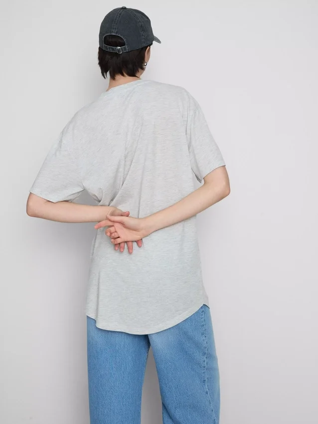 Camiseta larga con bolsillo de parche