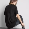 Camiseta larga con bolsillo de parche