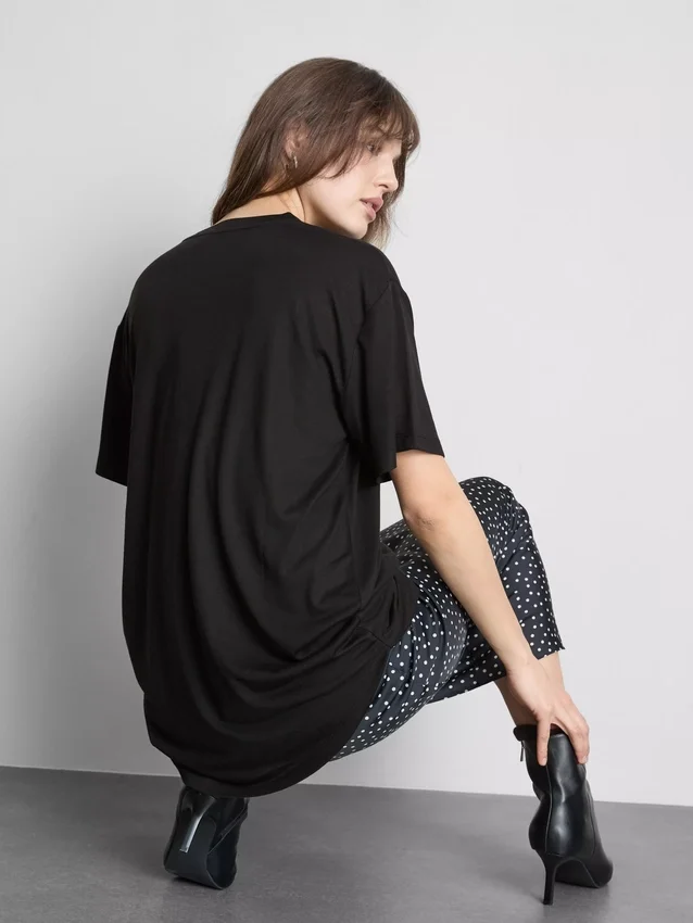 Camiseta larga con bolsillo de parche