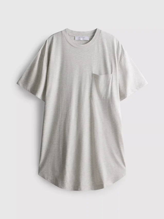 Camiseta larga con bolsillo de parche