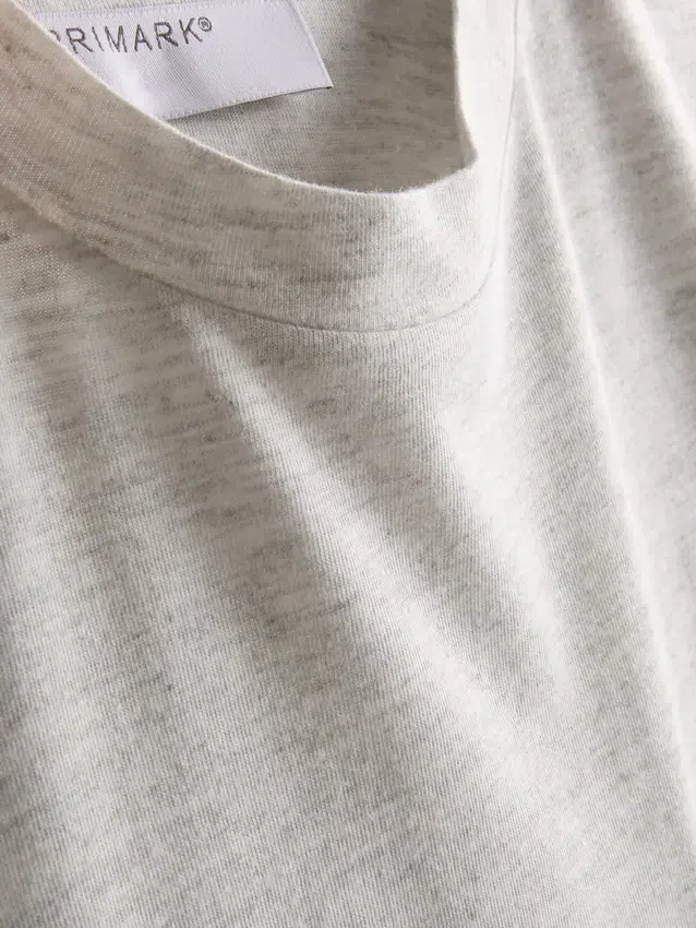 Camiseta larga con bolsillo de parche