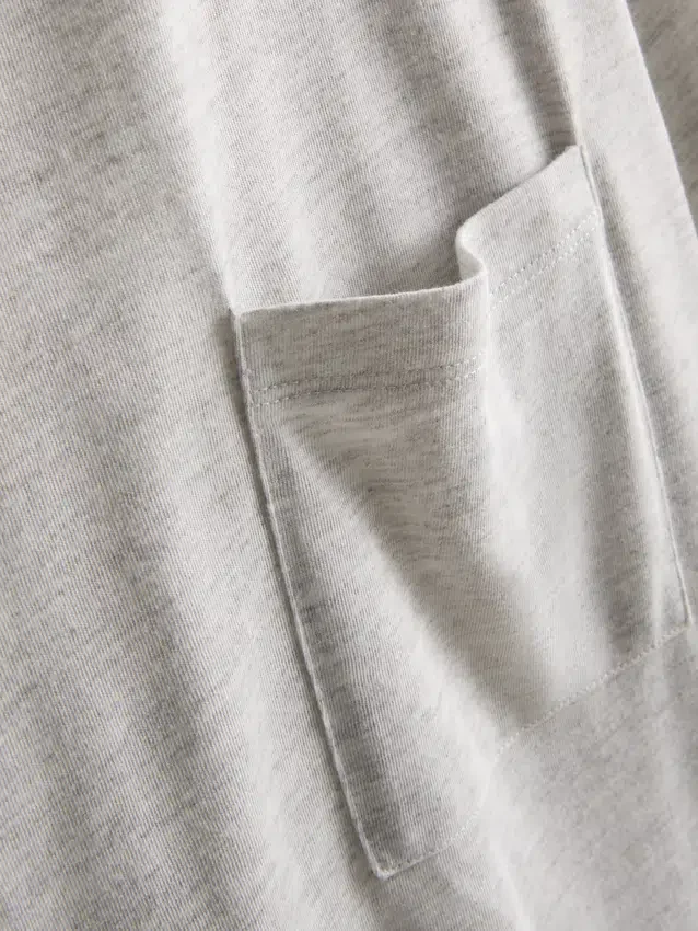 Camiseta larga con bolsillo de parche