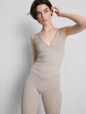 Camiseta sin costuras con cuello en V