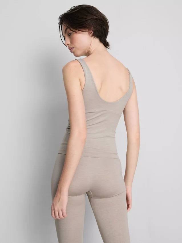Camiseta sin costuras con cuello en V