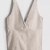 Camiseta sin costuras con cuello en V
