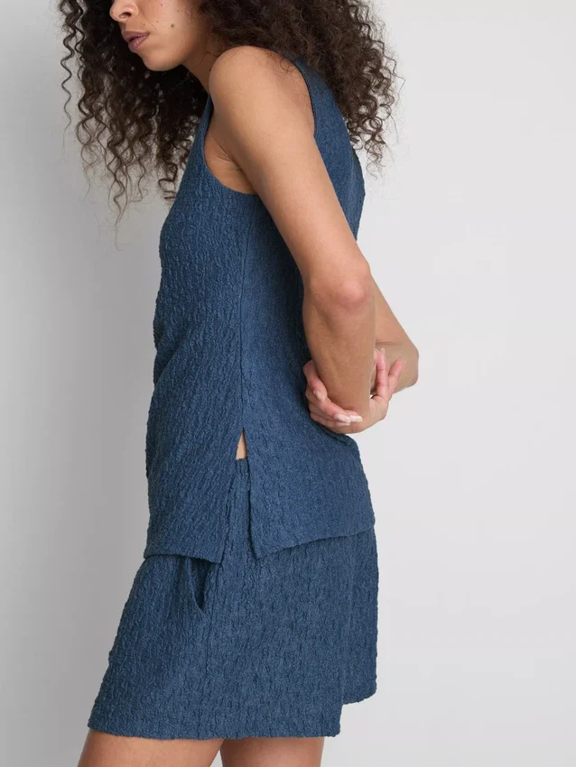 Camiseta sin mangas arrugada con fruncidos de Paula Echevarría