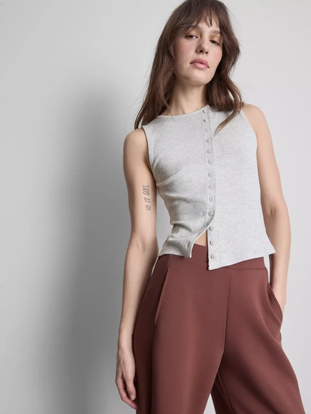 Camiseta sin mangas con botones, con alto contenido de algodón